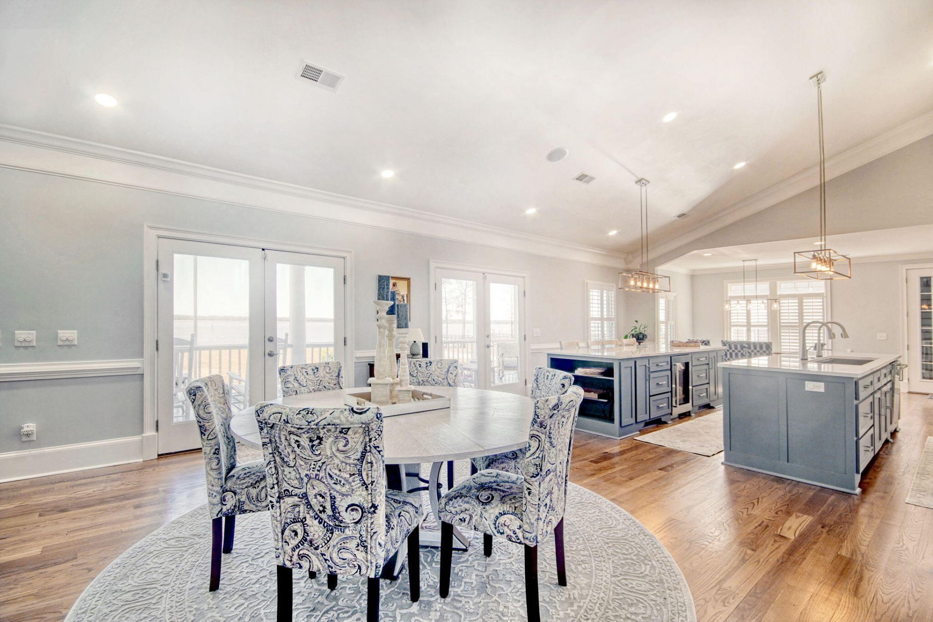 2425 S Bay Street Photo 9