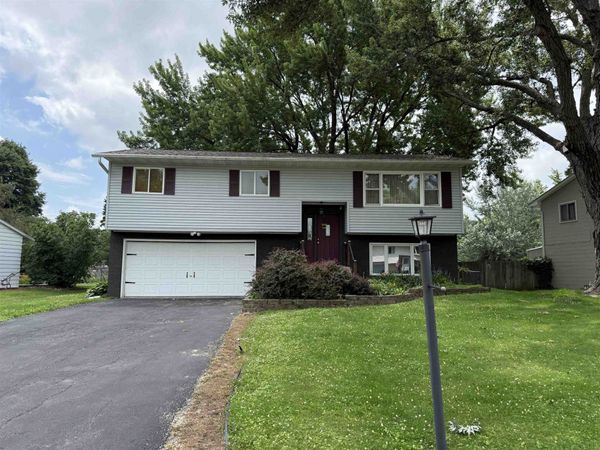 2015 W Revere Street, FREEPORT, IL 61032