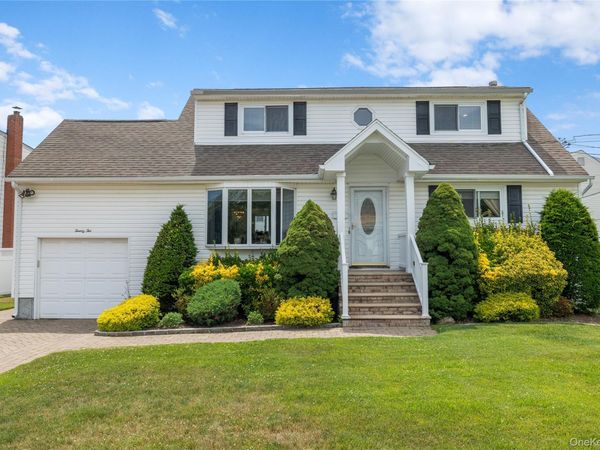22 Marilyn Court, West Babylon, NY 11704