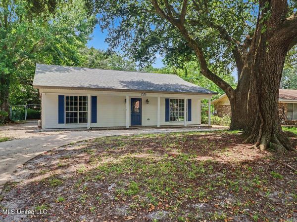 1520 S 10th Street, Ocean Springs, MS 39564