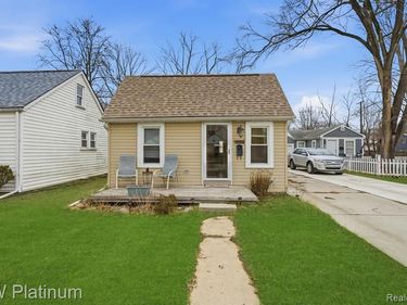 20919 Hollywood Street, Harper Woods, MI 48225