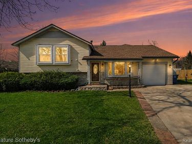 2067 Champagne Drive, Ann Arbor, MI 48108