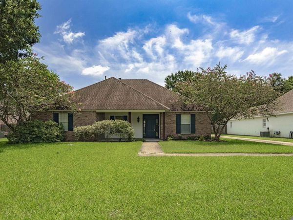 6215 Destrahan Drive, Baton Rouge, LA 70820