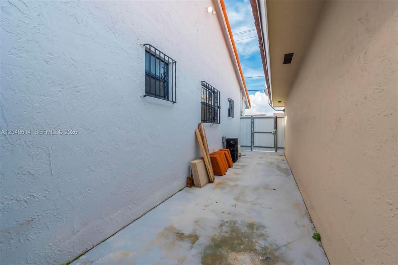8871 NW 114th St , Hialeah Gardens, FL 33018 Photo