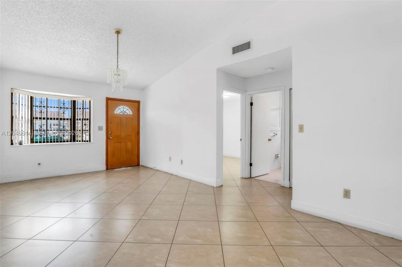 8871 NW 114th St , Hialeah Gardens, FL 33018 Photo