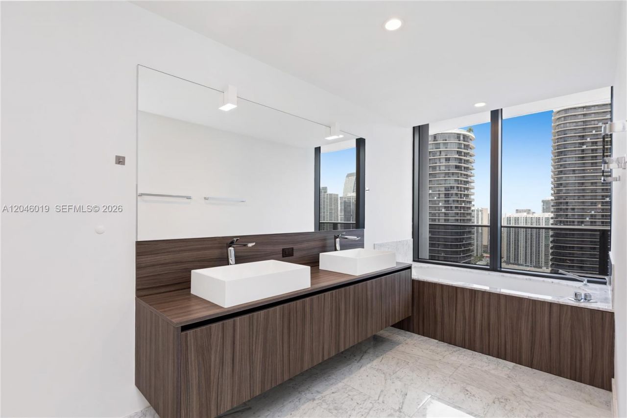 1000 Brickell Plz , Unit 4015, Miami, FL 33131 Photo