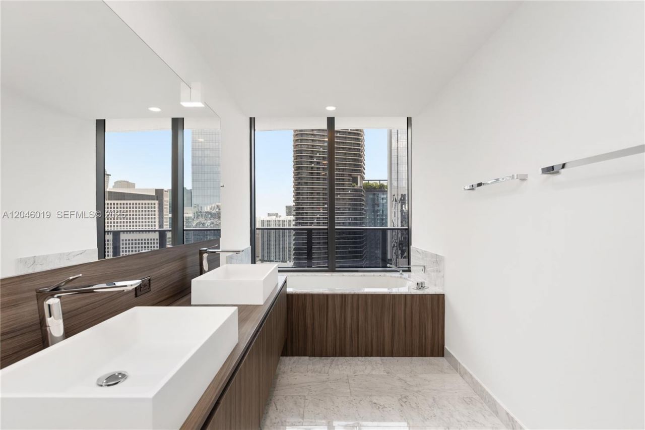 1000 Brickell Plz , Unit 4015, Miami, FL 33131 Photo