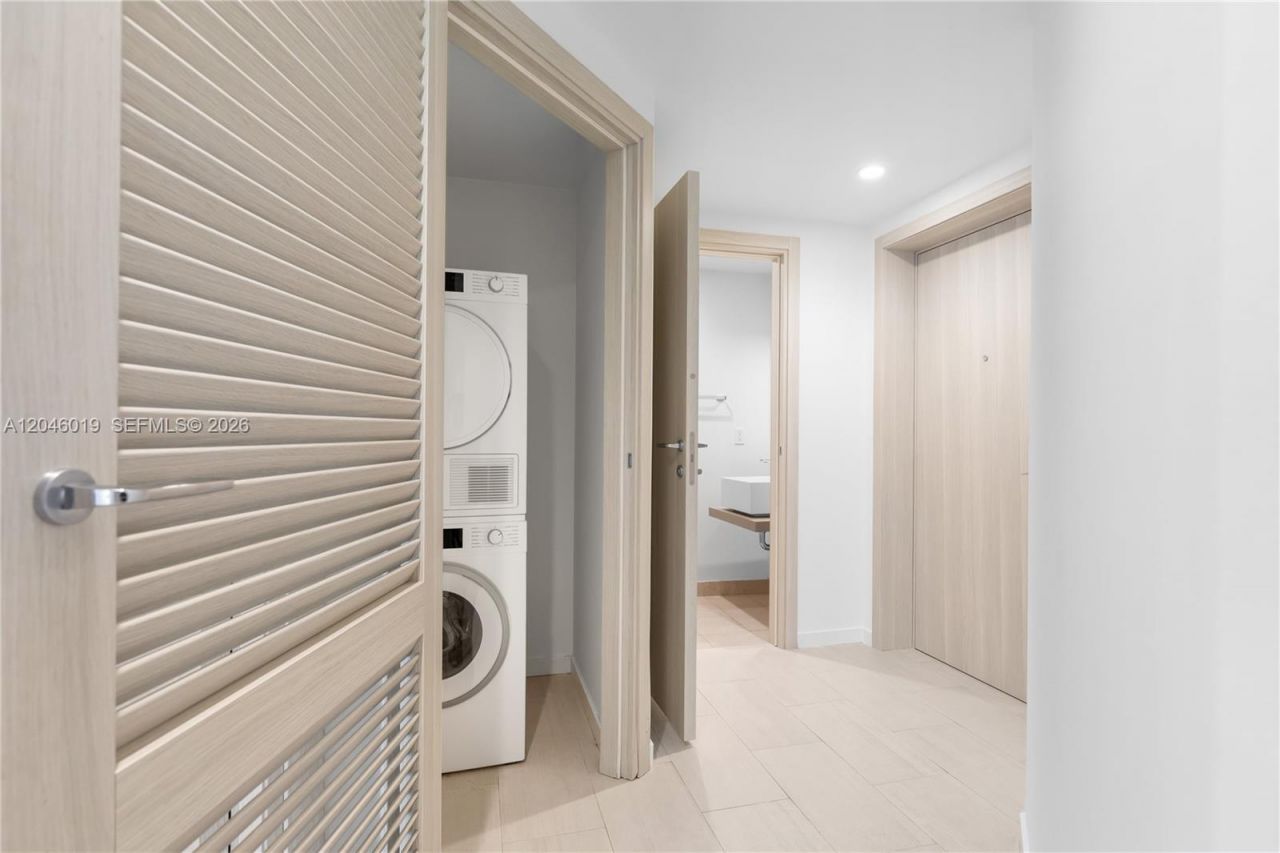 1000 Brickell Plz , Unit 4015, Miami, FL 33131 Photo