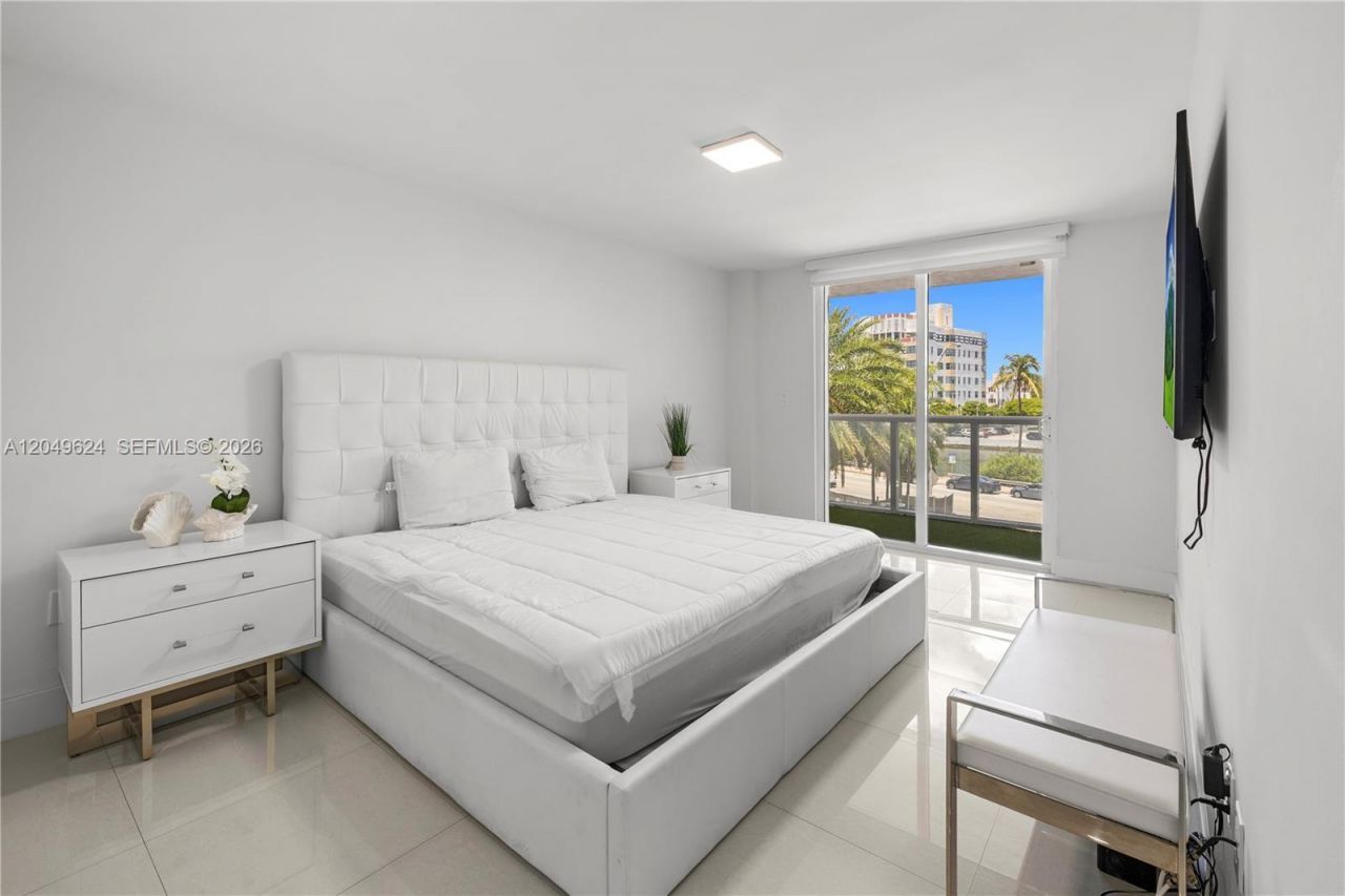 2457 Collins Ave , Unit 307, Miami Beach, FL 33140 Photo