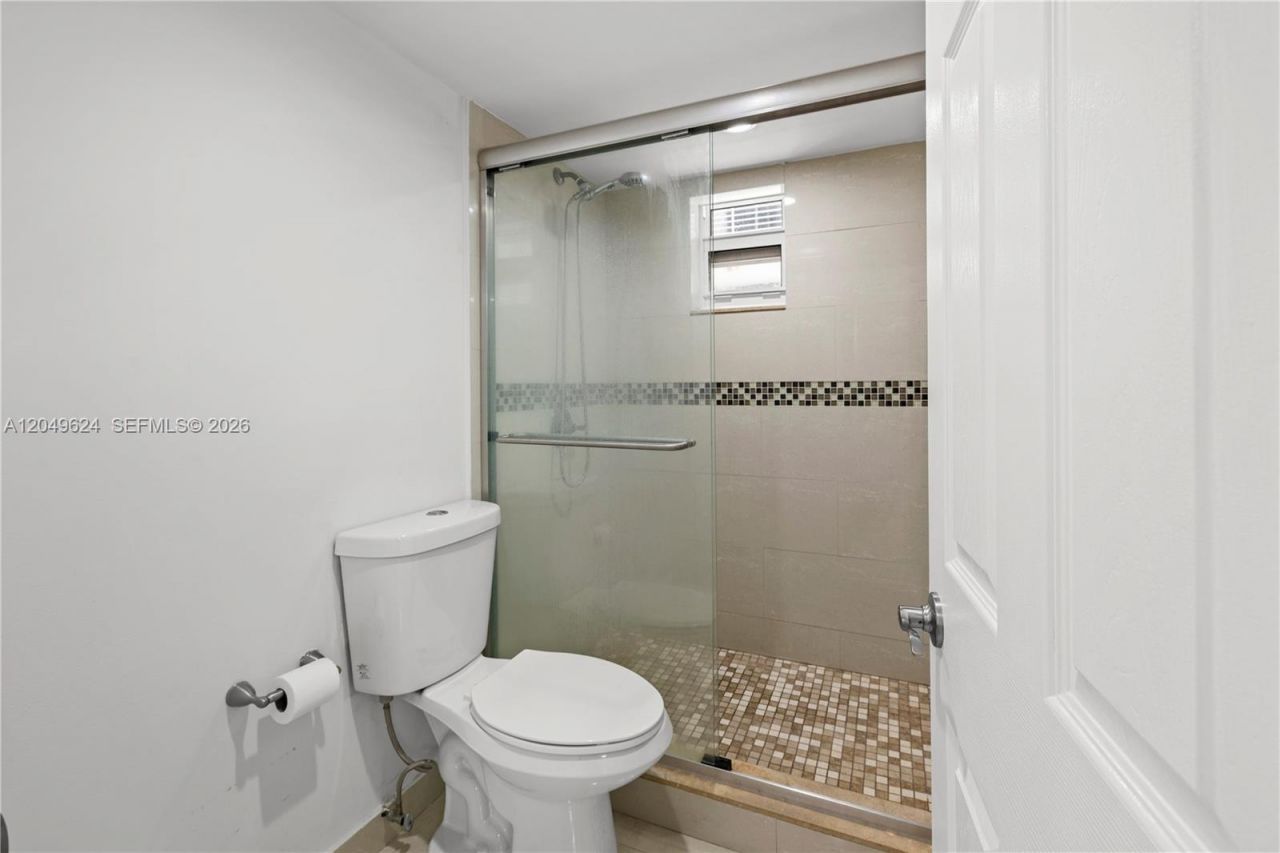 2457 Collins Ave , Unit 307, Miami Beach, FL 33140 Photo