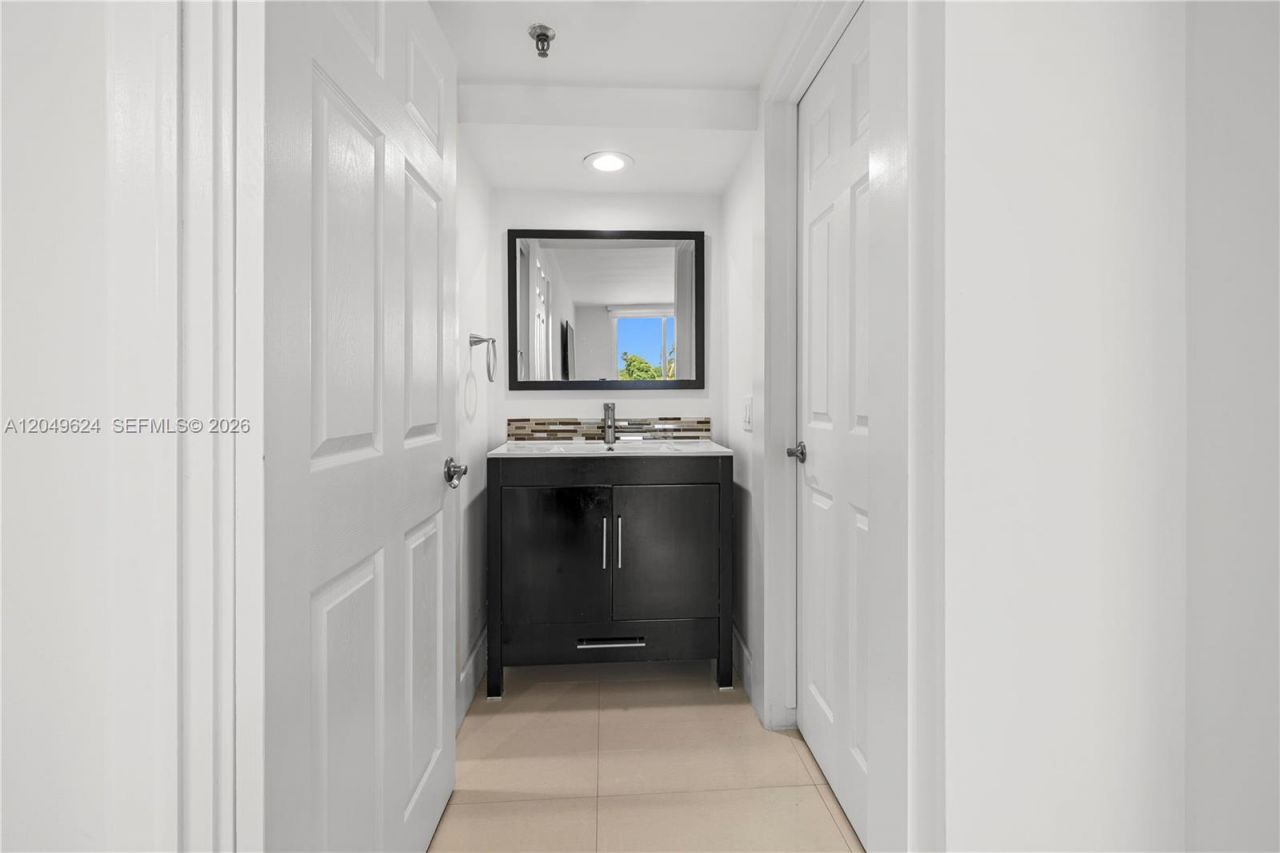 2457 Collins Ave , Unit 307, Miami Beach, FL 33140 Photo