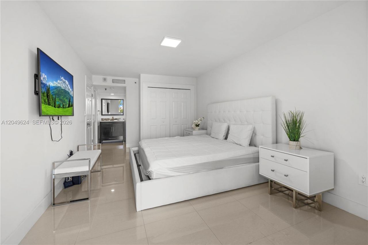 2457 Collins Ave , Unit 307, Miami Beach, FL 33140 Photo