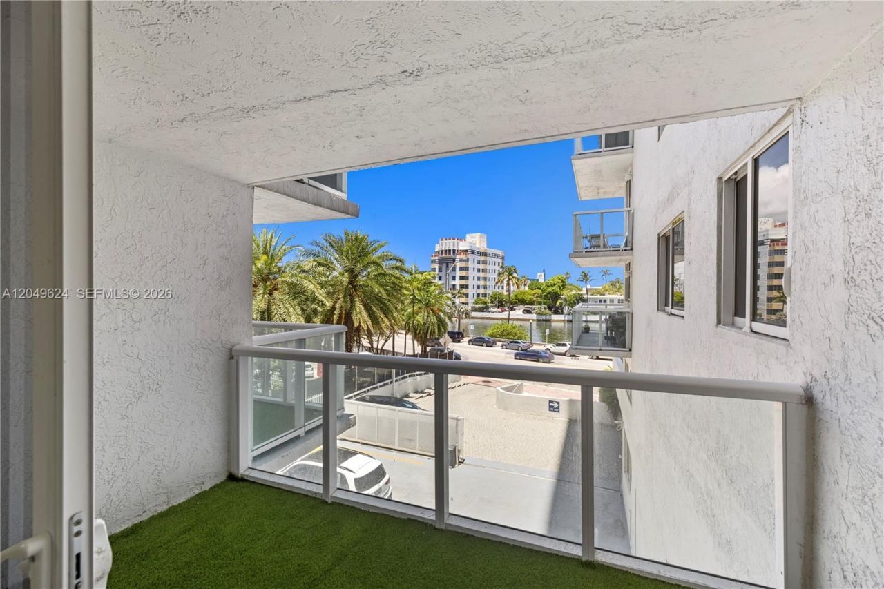 2457 Collins Ave , Unit 307, Miami Beach, FL 33140 Photo