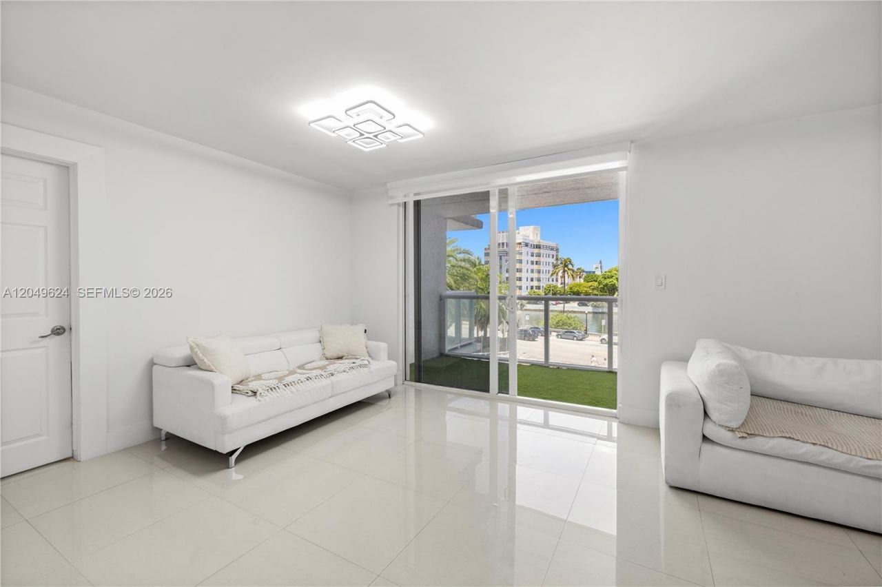 2457 Collins Ave , Unit 307, Miami Beach, FL 33140 Photo