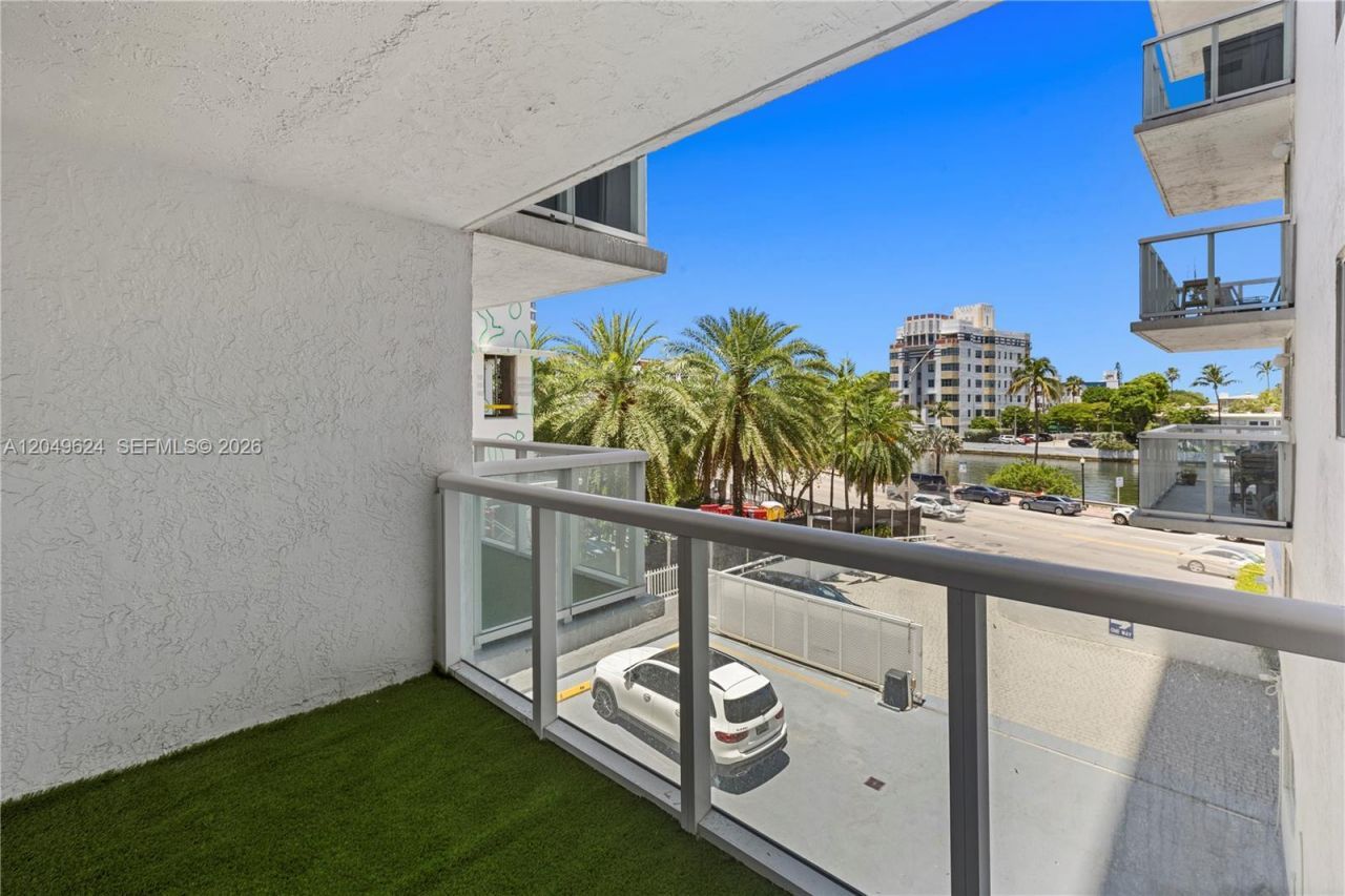 2457 Collins Ave , Unit 307, Miami Beach, FL 33140 Photo