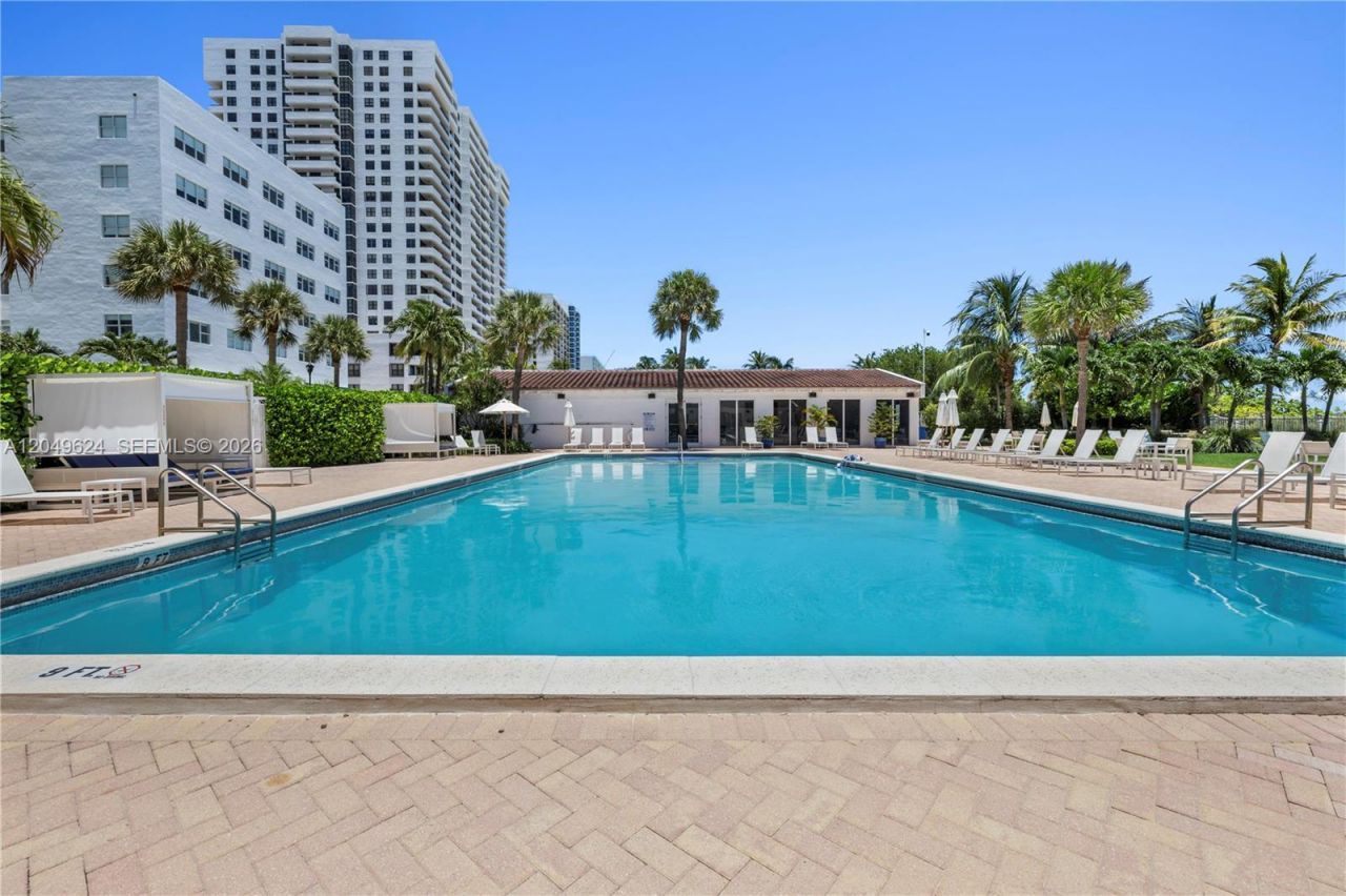 2457 Collins Ave , Unit 307, Miami Beach, FL 33140 Photo