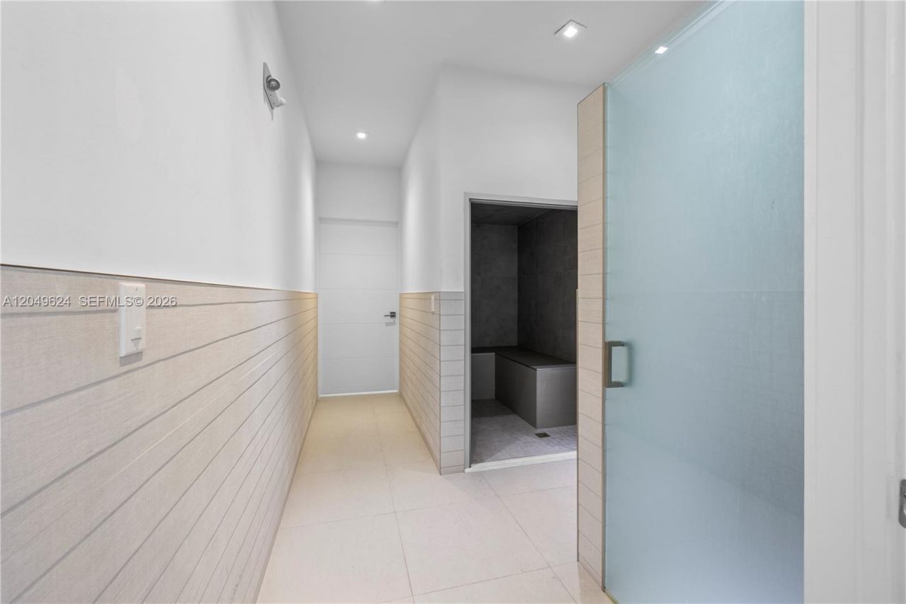 2457 Collins Ave , Unit 307, Miami Beach, FL 33140 Photo
