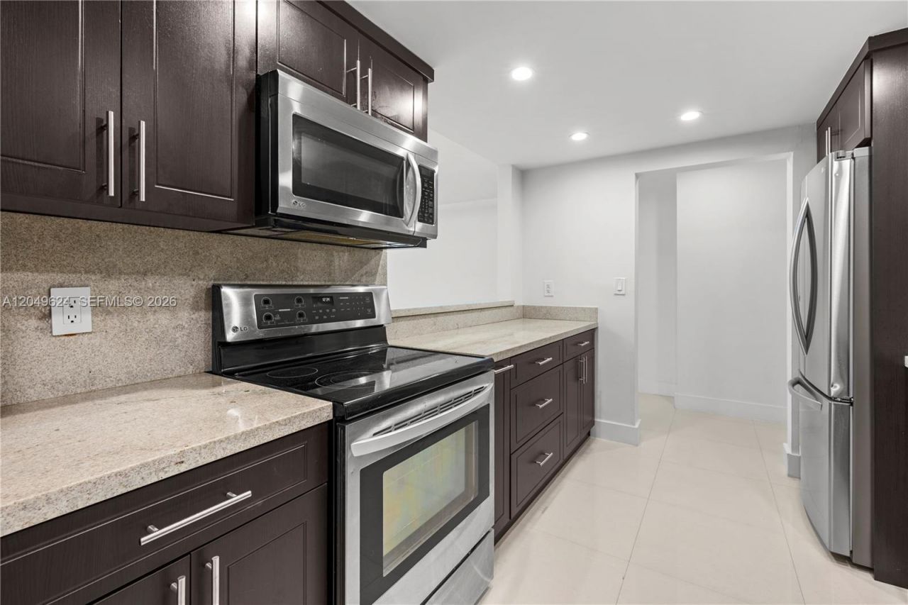 2457 Collins Ave , Unit 307, Miami Beach, FL 33140 Photo