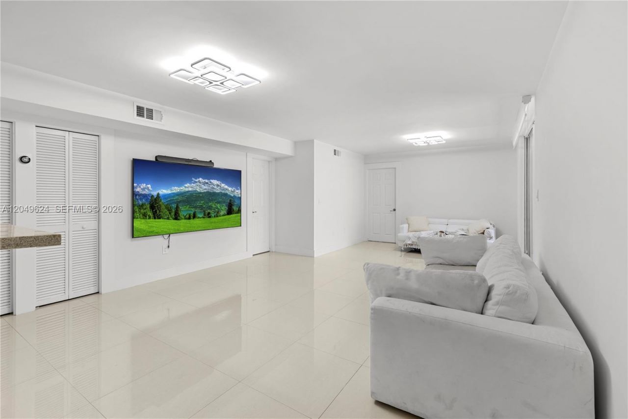 2457 Collins Ave , Unit 307, Miami Beach, FL 33140 Photo