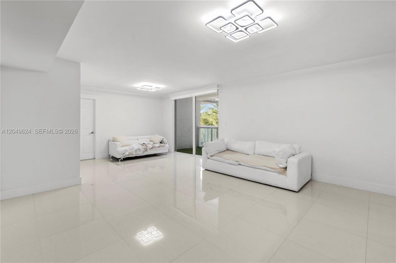 2457 Collins Ave , Unit 307, Miami Beach, FL 33140 Photo