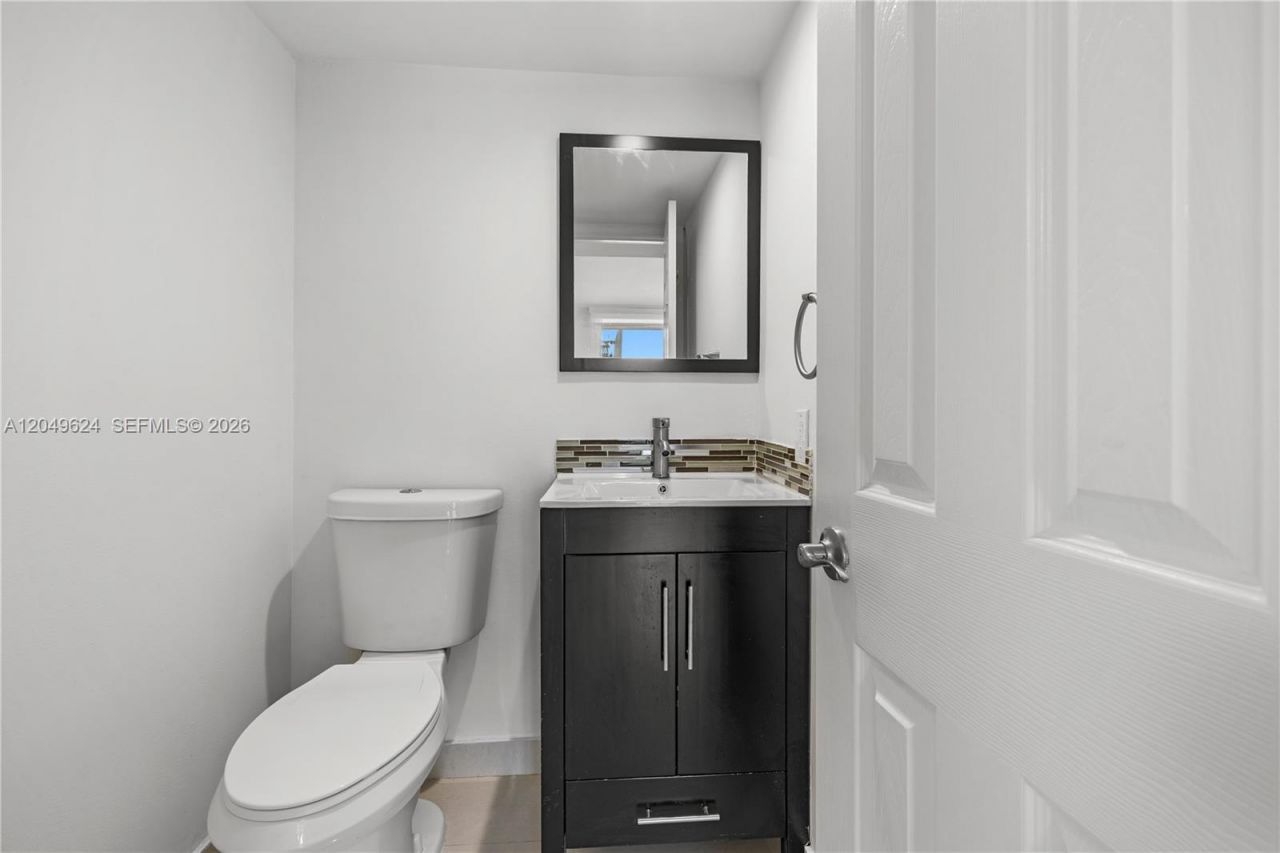 2457 Collins Ave , Unit 307, Miami Beach, FL 33140 Photo