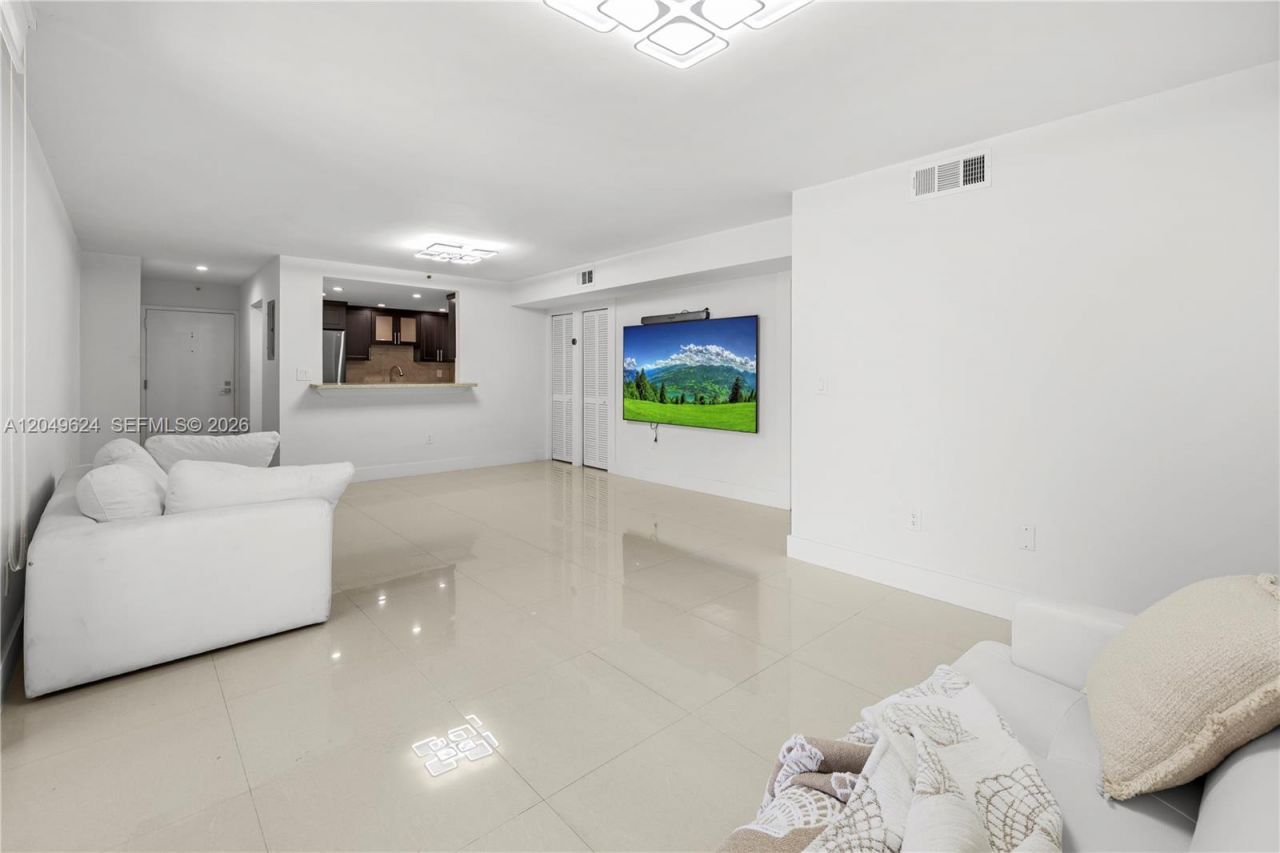 2457 Collins Ave , Unit 307, Miami Beach, FL 33140 Photo
