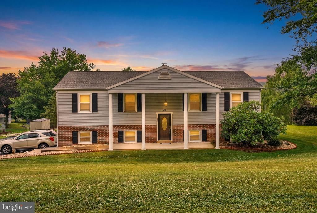 20 OAK DRIVE, MOUNT WOLF, PA 17347