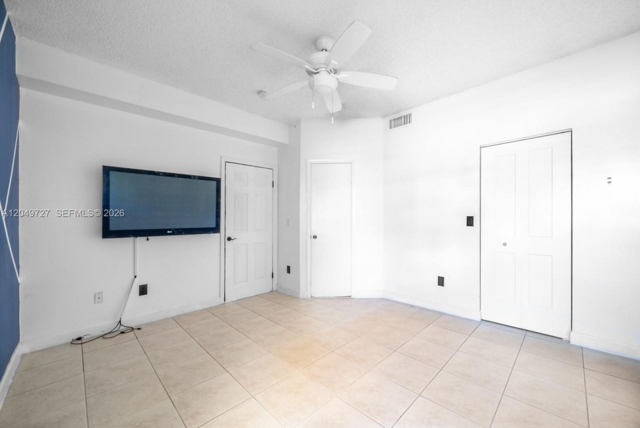 18308 NW 68th Ave , Unit B, Hialeah, FL 33015 Photo