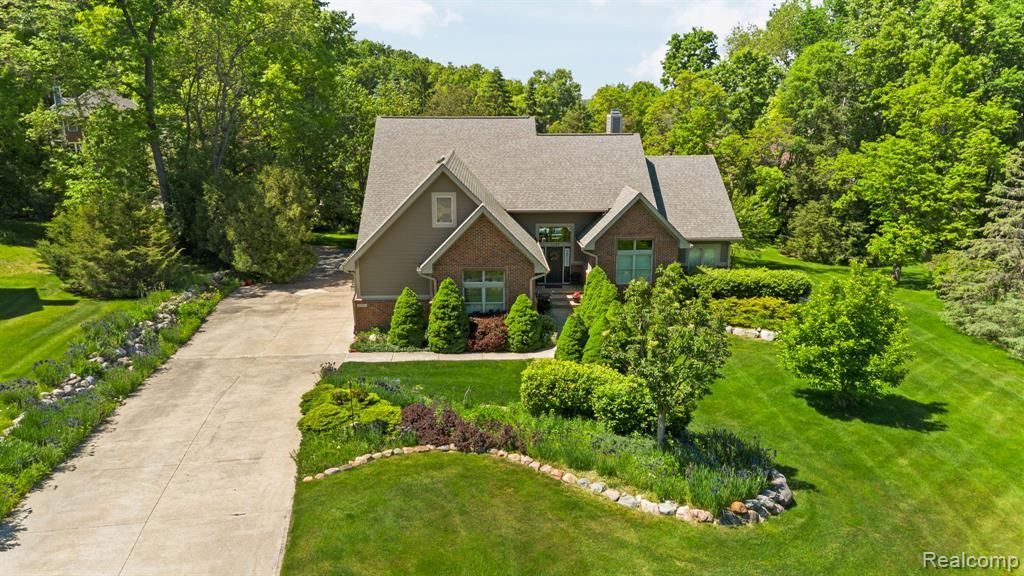 1137 S Tennyson Drive, Milford Vlg, MI 48381 Main Photo