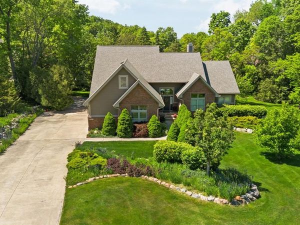1137 S Tennyson Drive, Milford Vlg, MI 48381