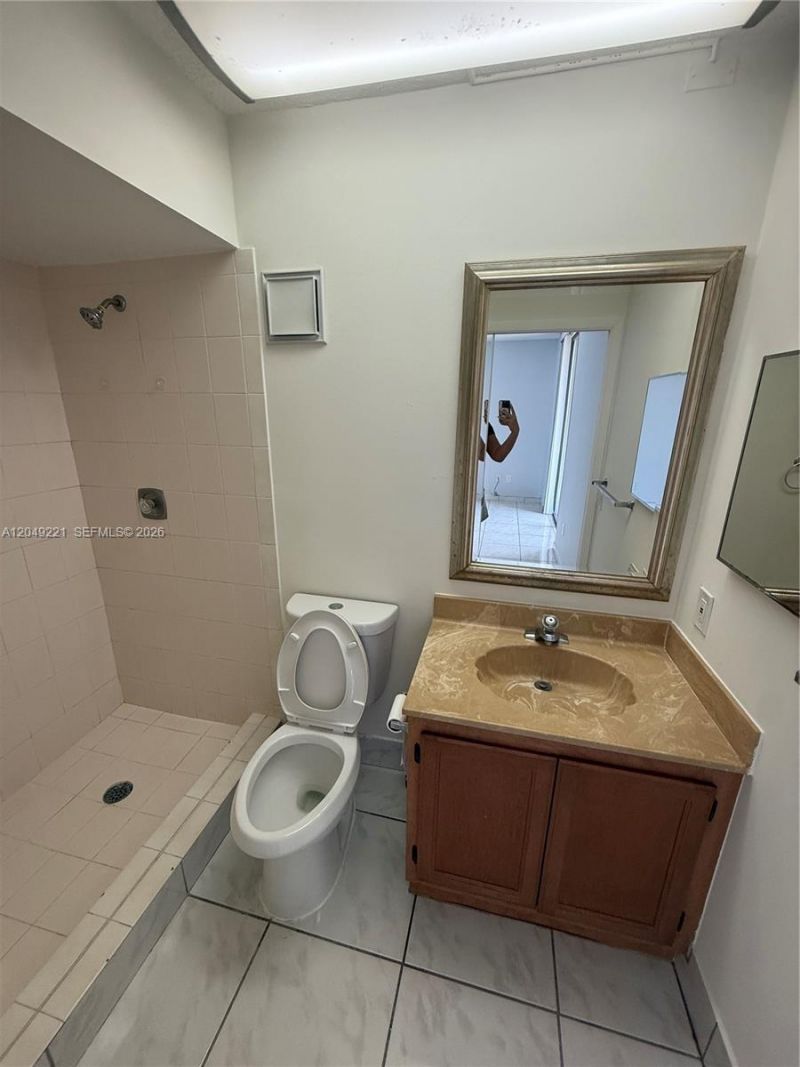 8625 NW 8th St , Unit 420, Miami, FL 33126 Photo