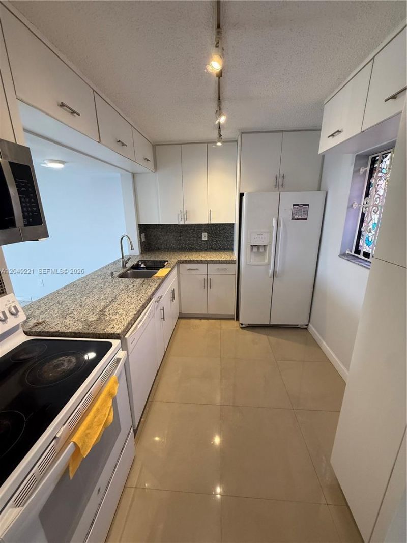 8625 NW 8th St , Unit 420, Miami, FL 33126 Photo