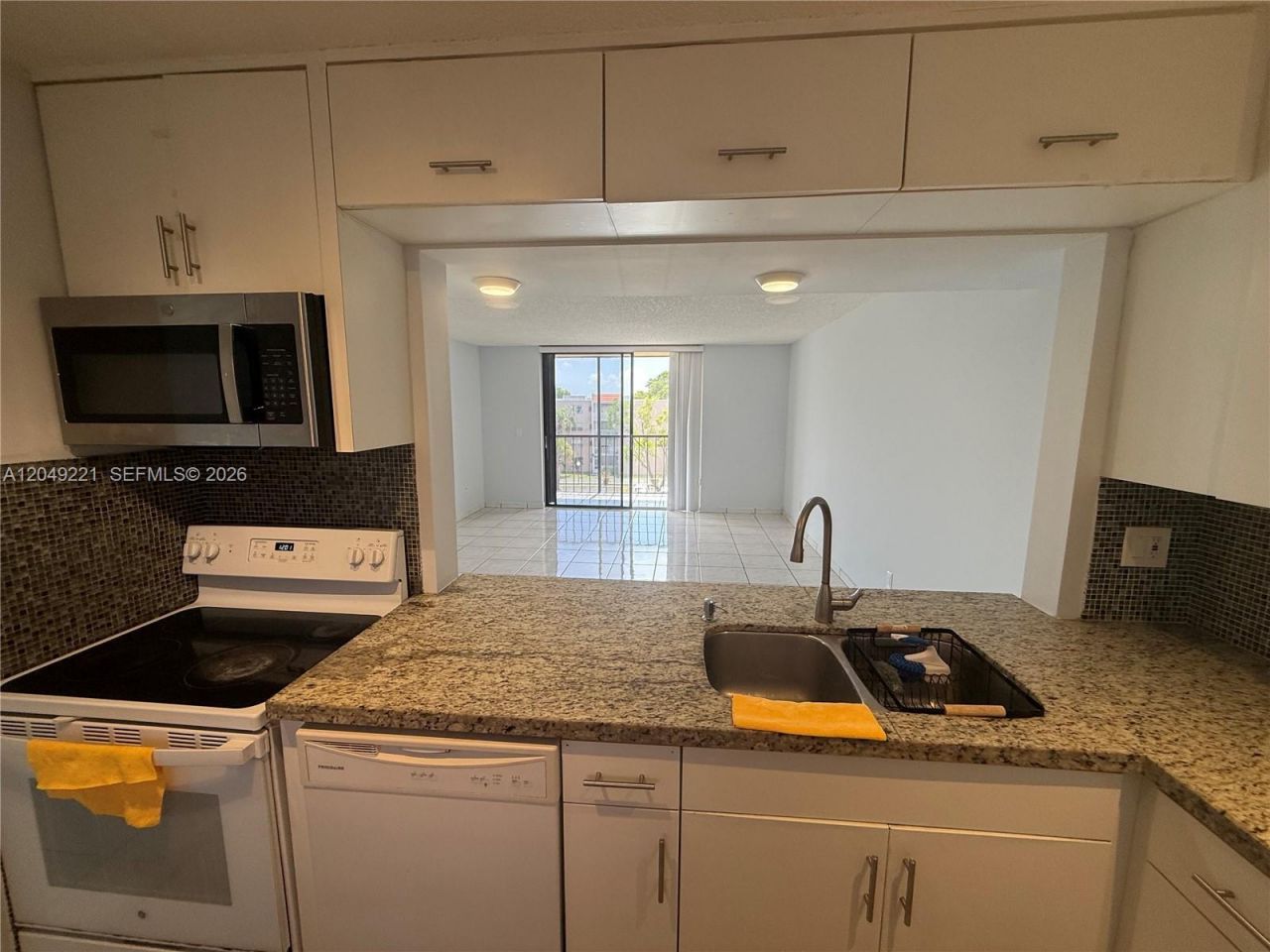 8625 NW 8th St , Unit 420, Miami, FL 33126 Photo