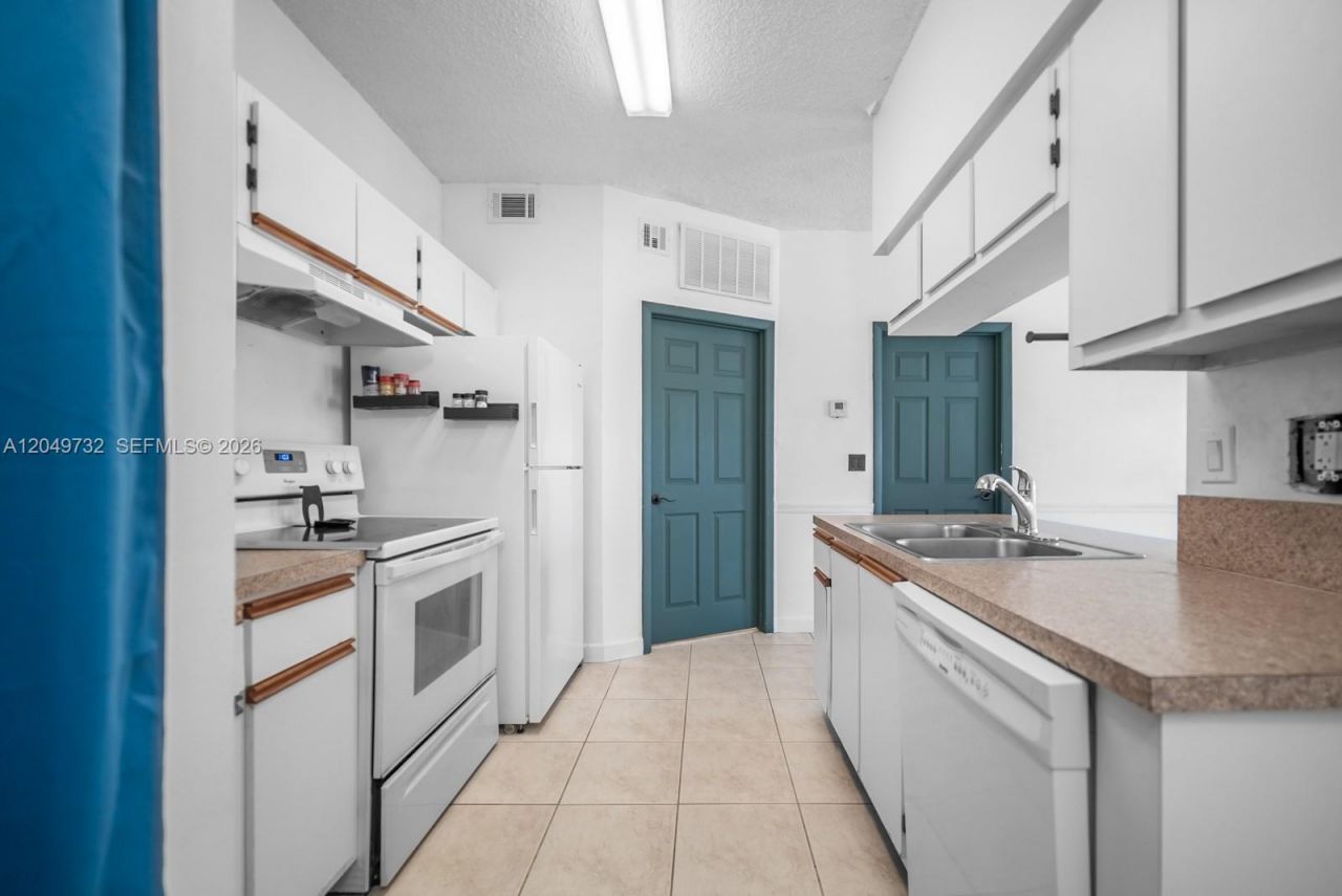 18308 NW 68th Ave , Unit B, Hialeah, FL 33015 Photo
