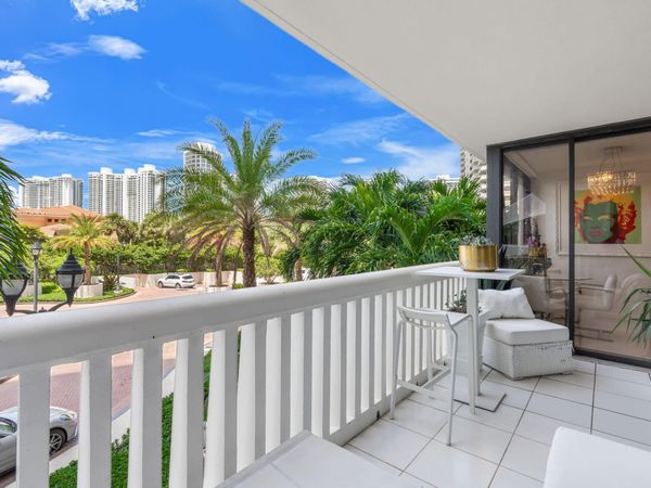 1000 E Island Boulevard, Unit 305, Aventura, FL 33160