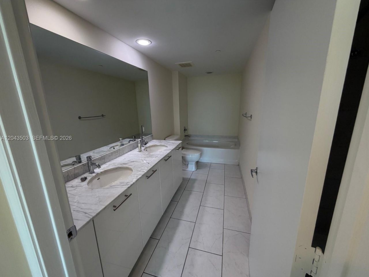 951 Brickell Ave, Unit 1206, Miami, FL 33131 Photo