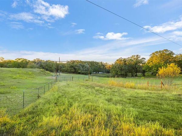199 Cheyenne Trail , Springtown, TX 76082