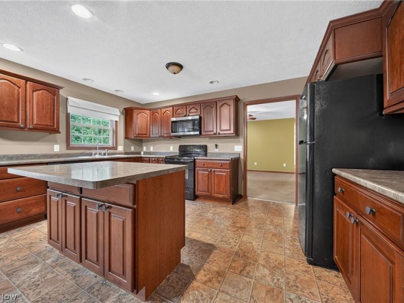 412 Brittany Lane, Jefferson, OH 44047 Photo 5