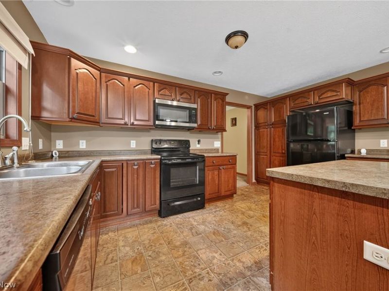 412 Brittany Lane, Jefferson, OH 44047 Photo 6