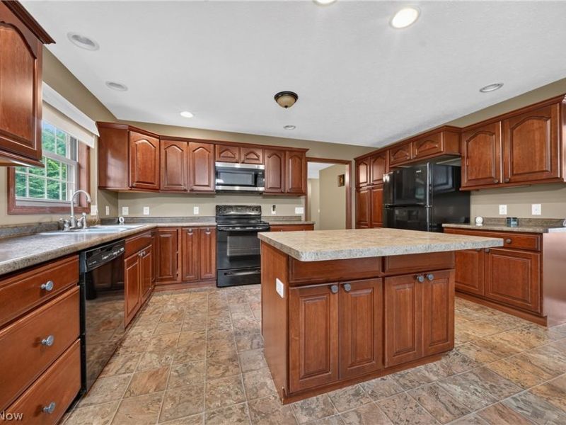 412 Brittany Lane, Jefferson, OH 44047 Photo 7
