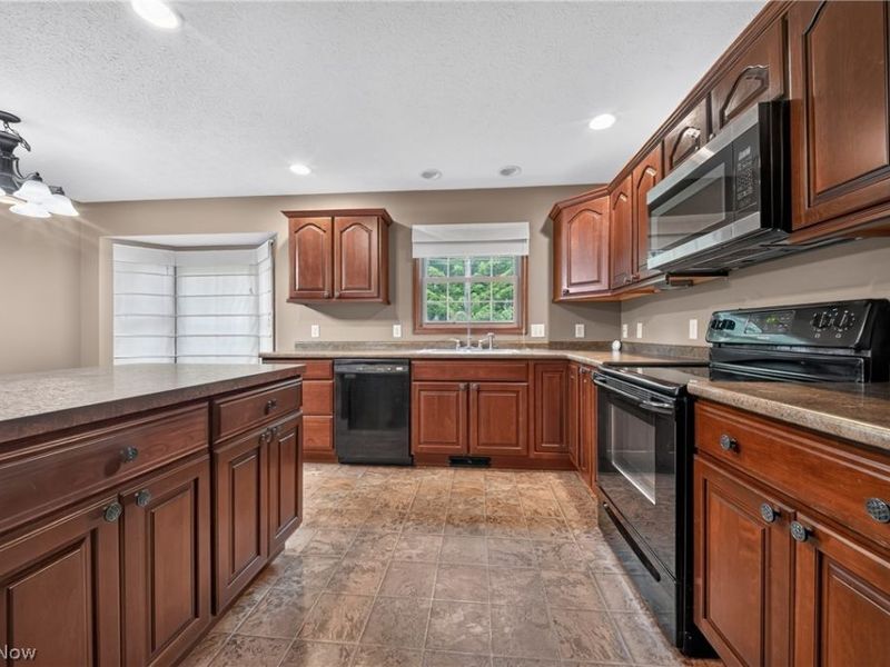 412 Brittany Lane, Jefferson, OH 44047 Photo 8