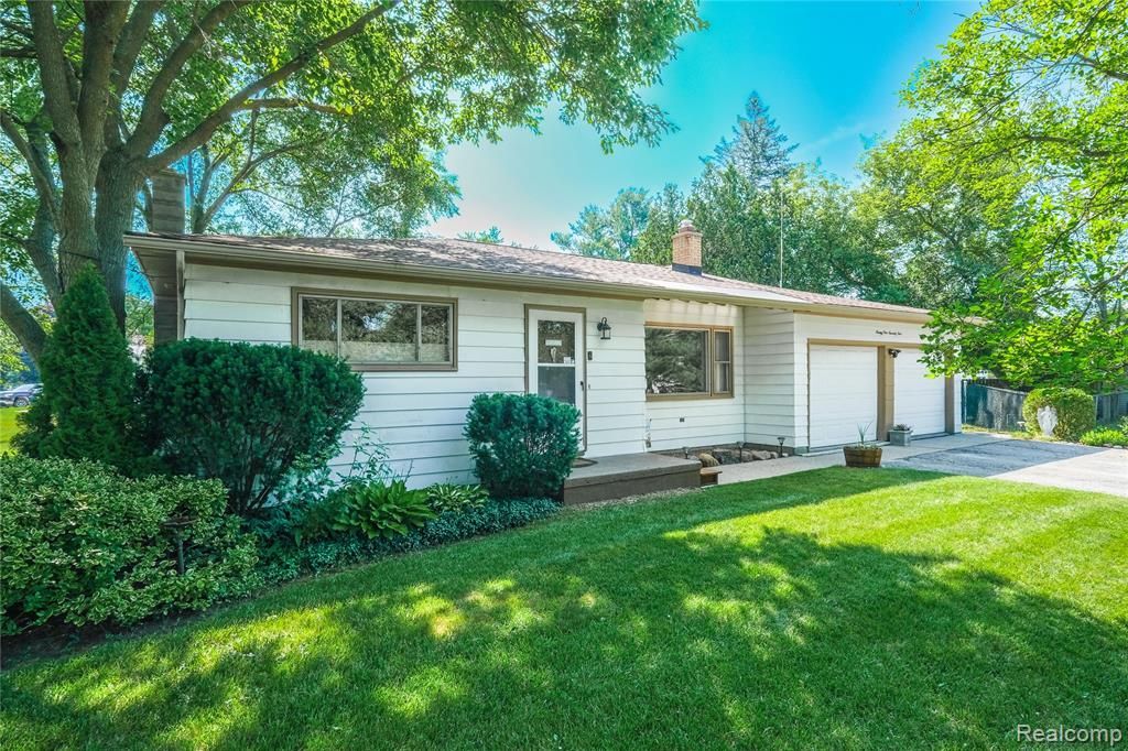 9175 Bernice Drive, Hamburg Township, MI 48169 Main Photo