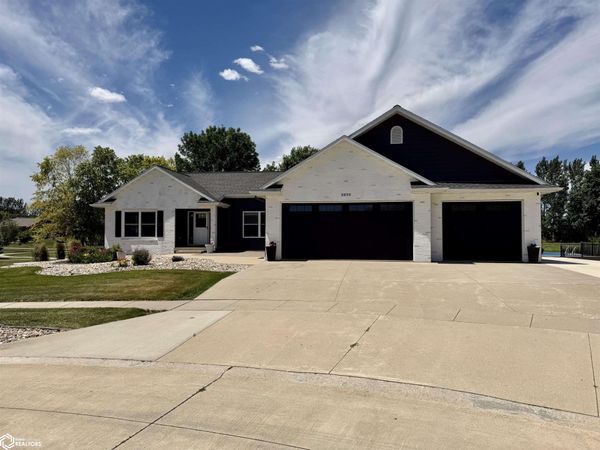 1611 Willow Place, Clear Lake, IA 50428