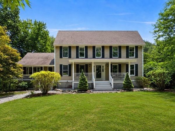 15 Hillcrest Dr, Tyngsborough, MA 01879