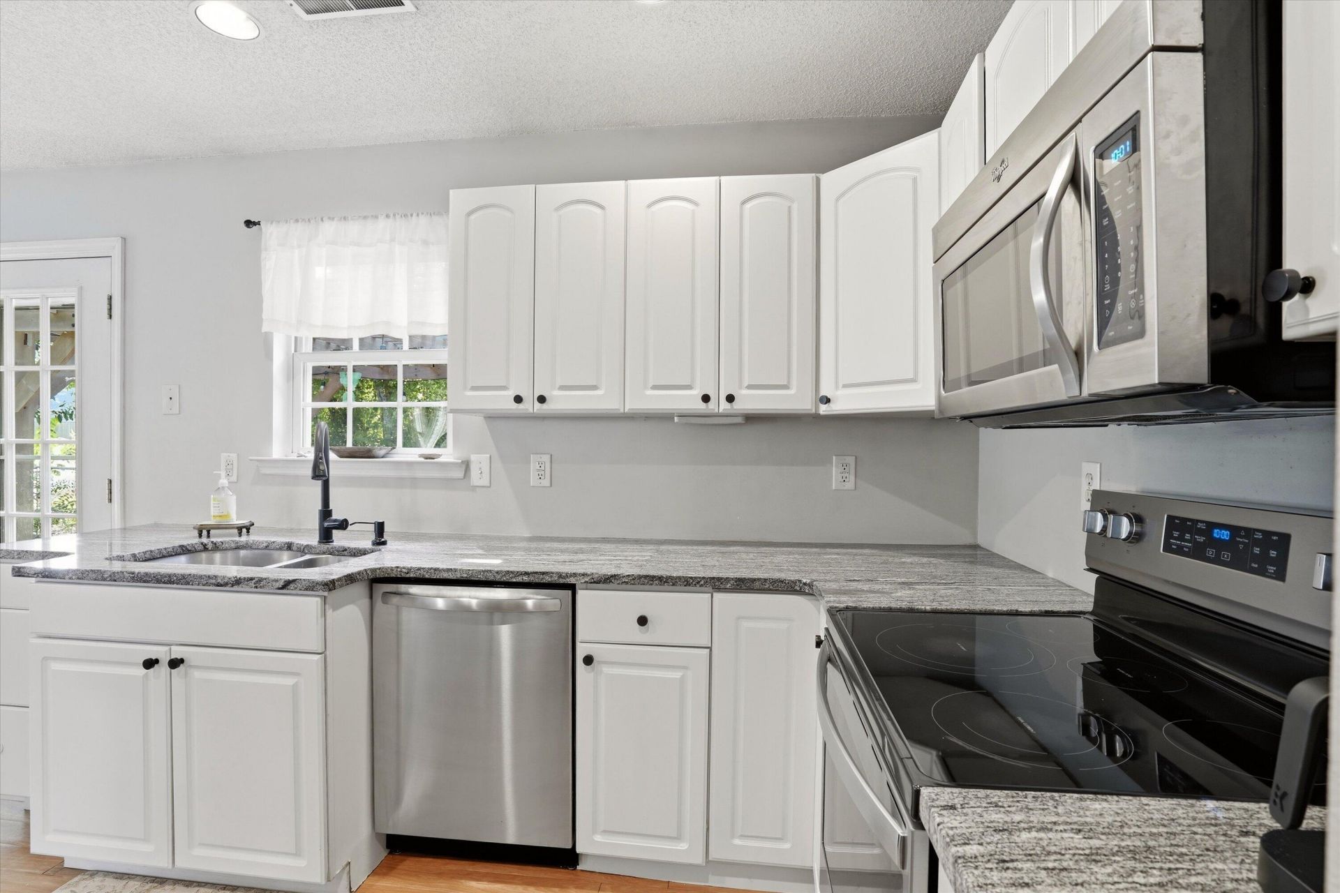 1102 Huger Street Photo 8