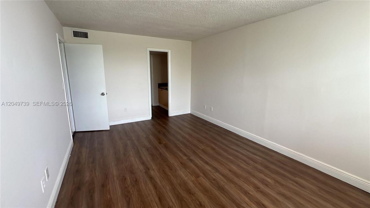 498 NW 165th St Rd , Unit D-304, Miami, FL 33169 Photo