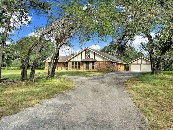 110 Post Oak, Floresville, TX 78114