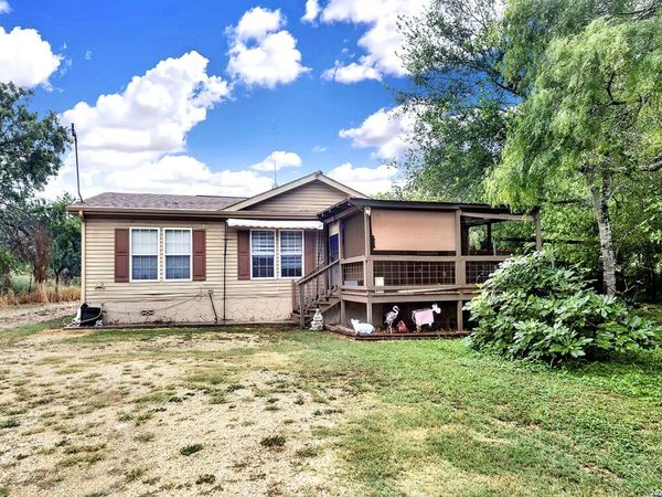 139 Country View, Floresville, TX 78114