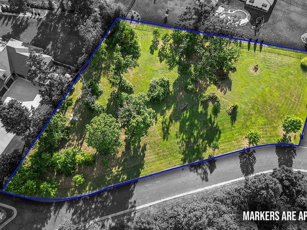 Palisades Circle, Bentonville, AR 72712