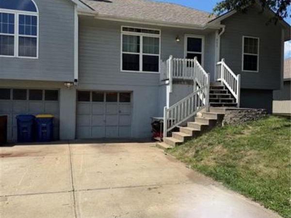 905 Paradise Lane, Smithville, MO 64089